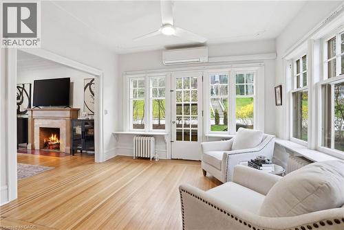 18 Inglewood Drive, Hamilton, ON - Indoor Photo Showing Living Room With Fireplace