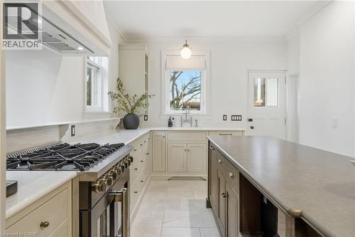18 Inglewood Drive, Hamilton, ON - Indoor Photo Showing Kitchen