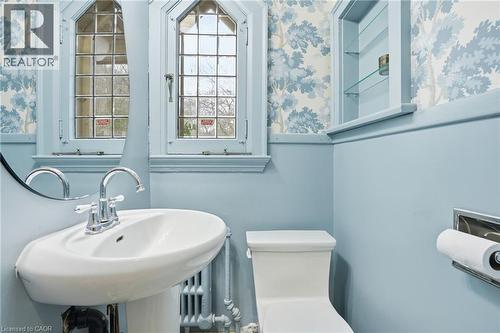 18 Inglewood Drive, Hamilton, ON - Indoor Photo Showing Bathroom