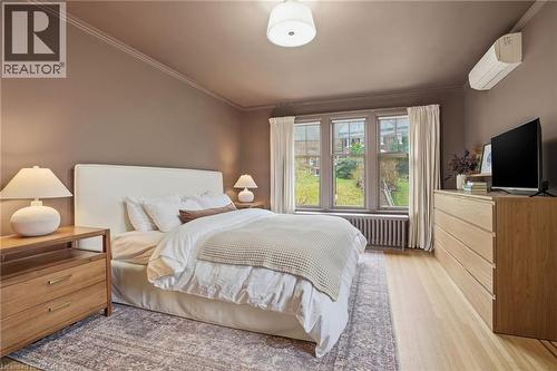 18 Inglewood Drive, Hamilton, ON - Indoor Photo Showing Bedroom