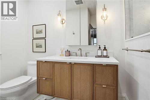 18 Inglewood Drive, Hamilton, ON - Indoor Photo Showing Bathroom