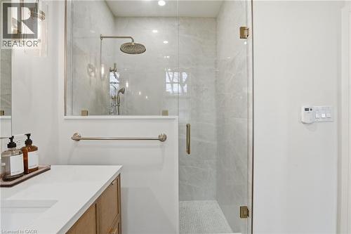 18 Inglewood Drive, Hamilton, ON - Indoor Photo Showing Bathroom
