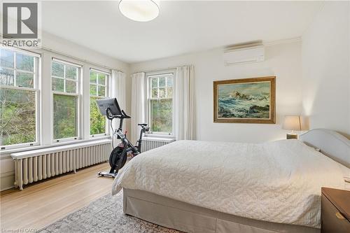 18 Inglewood Drive, Hamilton, ON - Indoor Photo Showing Bedroom