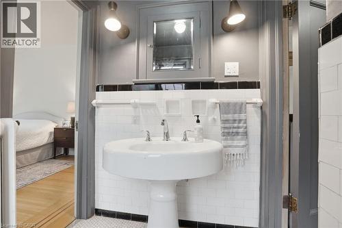 18 Inglewood Drive, Hamilton, ON - Indoor Photo Showing Bathroom