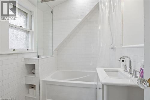 18 Inglewood Drive, Hamilton, ON - Indoor Photo Showing Bathroom