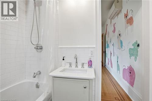 18 Inglewood Drive, Hamilton, ON - Indoor Photo Showing Bathroom