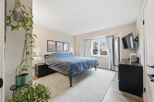 12 Glenthorne Cr, Winnipeg, MB 