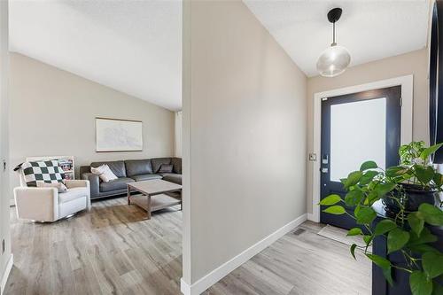 12 Glenthorne Cr, Winnipeg, MB 