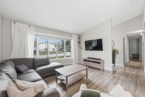 12 Glenthorne Cr, Winnipeg, MB 