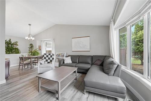 12 Glenthorne Cr, Winnipeg, MB 