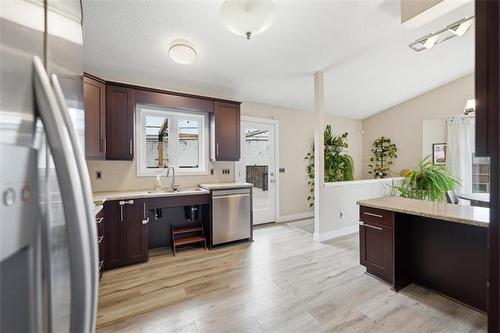 12 Glenthorne Cr, Winnipeg, MB 