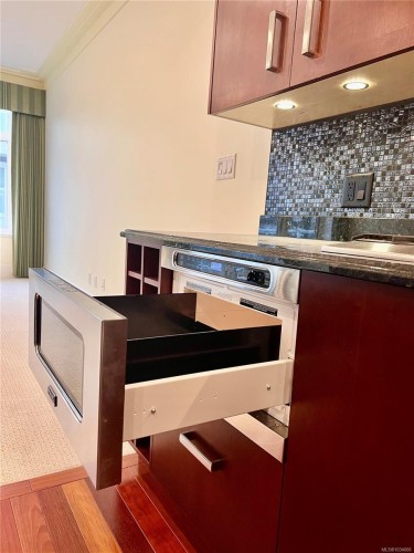 A-9708 Third St, Sidney, BC - Indoor