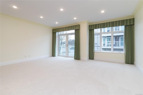 A-9708 Third St, Sidney, BC - Indoor Photo Showing Other Room