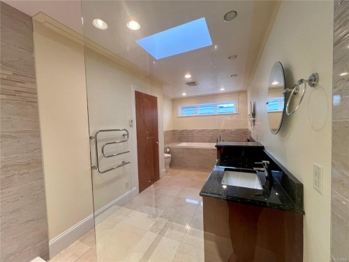 A-9708 Third St, Sidney, BC - Indoor Photo Showing Bathroom