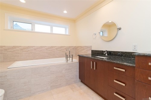 A-9708 Third St, Sidney, BC - Indoor Photo Showing Bathroom