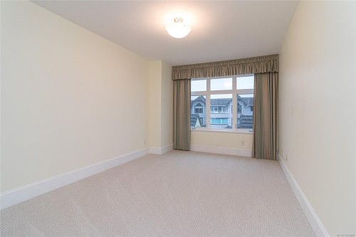 A-9708 Third St, Sidney, BC - Indoor Photo Showing Other Room