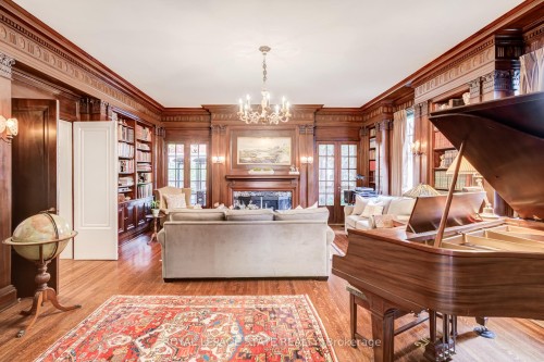5 Undercliffe Avenue, Hamilton, ON - Indoor Photo Showing Living Room With Fireplace