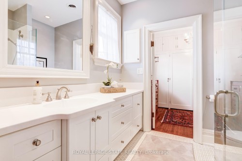 5 Undercliffe Avenue, Hamilton, ON - Indoor Photo Showing Bathroom