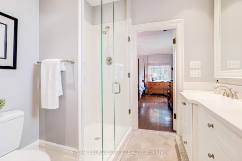 5 Undercliffe Avenue, Hamilton, ON - Indoor Photo Showing Bathroom