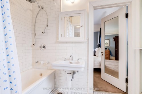 5 Undercliffe Avenue, Hamilton, ON - Indoor Photo Showing Bathroom
