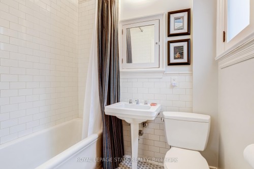 5 Undercliffe Avenue, Hamilton, ON - Indoor Photo Showing Bathroom