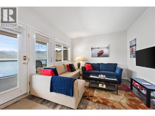 3935 Eagle Bay Road Unit# 7B, Eagle Bay, BC - Indoor Photo Showing Living Room