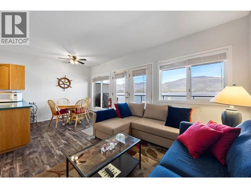 3935 Eagle Bay Road Unit# 7B, Eagle Bay, BC - Indoor Photo Showing Living Room