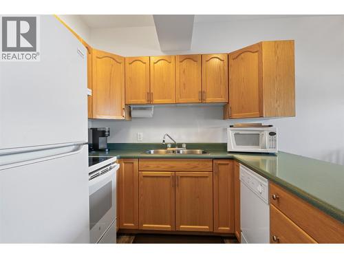 3935 Eagle Bay Road Unit# 7B, Eagle Bay, BC - Indoor Photo Showing Kitchen With Double Sink