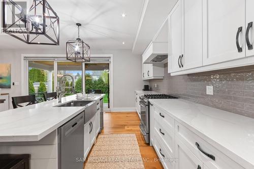 3047 Grenville Drive, Mississauga, ON - Indoor Photo Showing Kitchen With Upgraded Kitchen