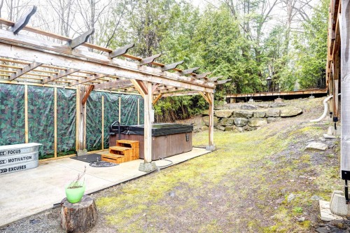 Spa - 18 Rue Marcel, Saint-Hippolyte, QC - Outdoor