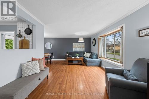 2681 Moncton Road, Ottawa, ON - Indoor Photo Showing Living Room