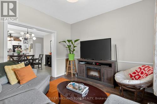 209 Glendale Avenue N, Hamilton, ON - Indoor Photo Showing Living Room