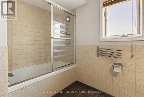 84 South Oval, Hamilton, ON - Indoor Photo Showing Bathroom