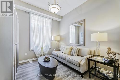 25 Thompson Way, Springwater, ON - Indoor Photo Showing Living Room