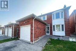 8 LANSBURY DRIVE Toronto, ON M1V 3H6