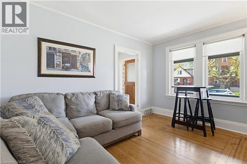 84 South Oval, Hamilton, ON - Indoor Photo Showing Living Room