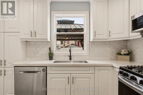 14 Mars Avenue, Hamilton, ON - Indoor Photo Showing Kitchen