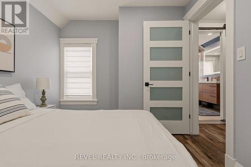 14 Mars Avenue, Hamilton, ON - Indoor Photo Showing Bedroom