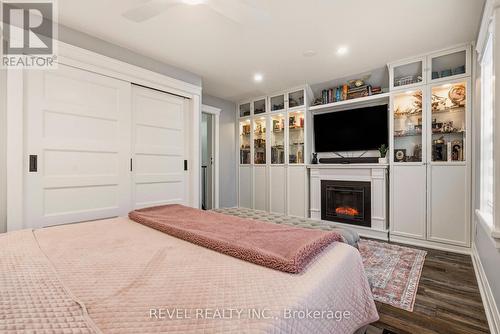 14 Mars Avenue, Hamilton, ON - Indoor Photo Showing Bedroom