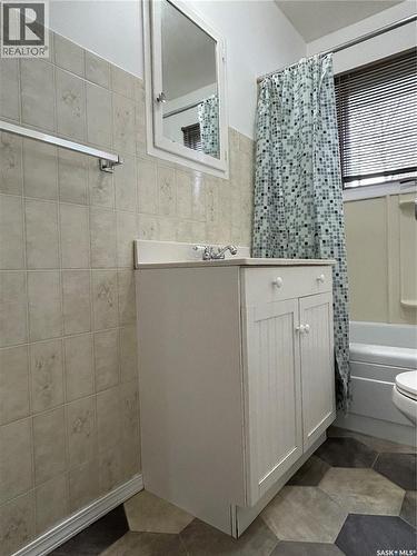1809 2Nd Street, Estevan, SK - Indoor Photo Showing Bathroom