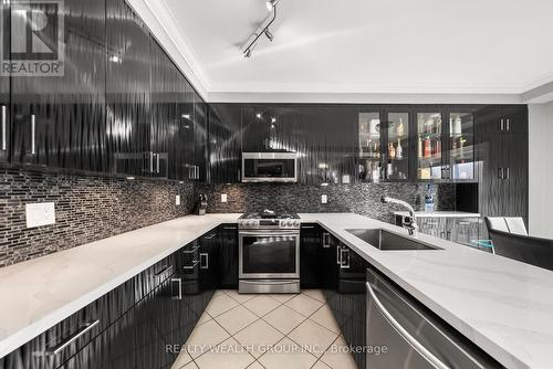 185 Regency View Heights, Vaughan, ON - Indoor Photo Showing Kitchen With Upgraded Kitchen