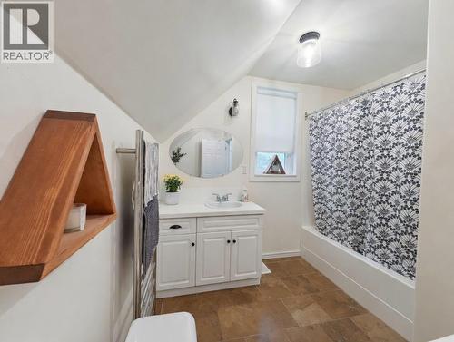 2070 Riverside Avenue, Trail, BC - Indoor Photo Showing Bathroom