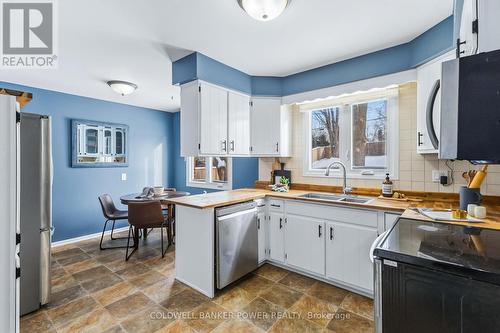 27 Foxcroft Crescent, London South (South K), ON - Indoor Photo Showing Kitchen With Double Sink