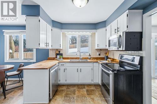 27 Foxcroft Crescent, London South (South K), ON - Indoor Photo Showing Kitchen With Double Sink