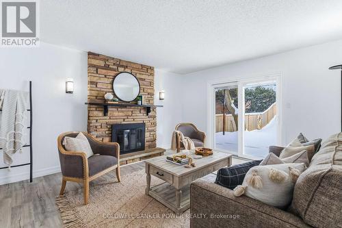 27 Foxcroft Crescent, London South (South K), ON - Indoor Photo Showing Living Room With Fireplace