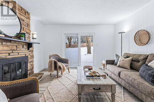 27 Foxcroft Crescent, London South (South K), ON - Indoor Photo Showing Living Room With Fireplace
