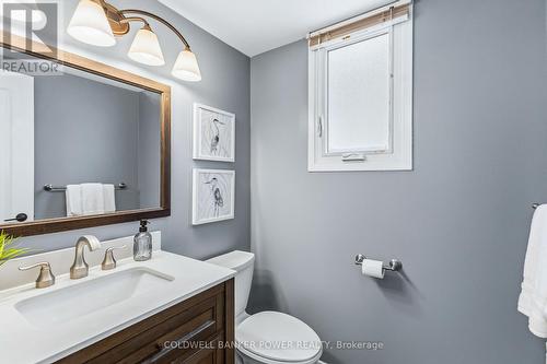 27 Foxcroft Crescent, London South (South K), ON - Indoor Photo Showing Bathroom