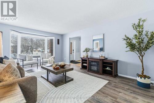 27 Foxcroft Crescent, London South (South K), ON - Indoor Photo Showing Living Room