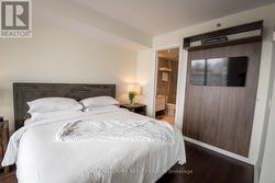 Primary Bedroom w/En-Suite Bathroom and Balcony - 