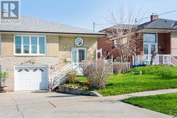 44 FALLINGDALE CRESCENT Toronto, ON M3J 1C5
